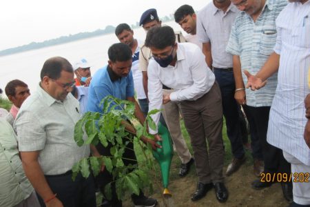 नदी चेतना यात्रा का हुआ शुभारम्भ ,हरी झंडी दिखा कर जिलाधिकारी ने यात्रियों को किया रवाना