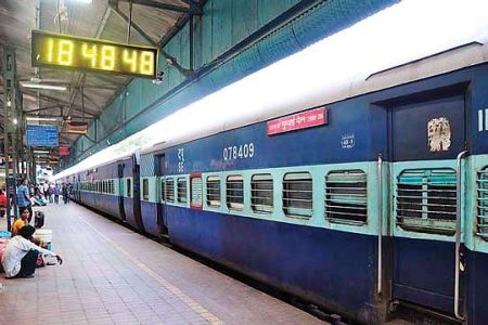 10 रुपए का यात्रा टिकट खरीद रहे लोग, प्‍लेटफार्म टिकट के 50 रुपए बचाने के लिए
