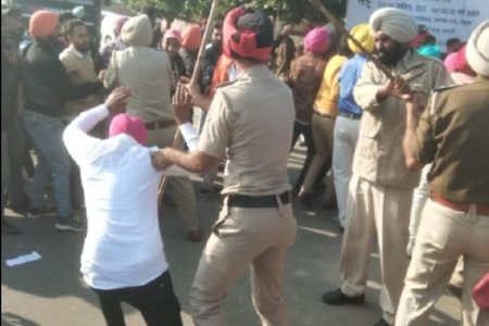 सड़क दुर्घटना में घायल की मौत पर ग्रामीणों ने किया बवाल,किया पुलिस टीम पर लाठी चार्ज
