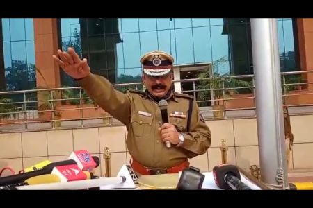 बिहार राज्य पुलिस मुख्यालय में राज्य के पुलिस महानिदेशक संजीव कुमार सिंघल ने सभी पुलिस अधिकारी सभी पुलिस पदाधिकारी सभी कर्मचारियों को मद्य निषेध दिवस के अवसर पर शराब न पीने शराब पीने के लिए किसी को प्रेरित ना करने और शराब माफियाओं शराब तस्करों से किसी तरह का संबंध नहीं रखने को लेकर शपथ दिलाई