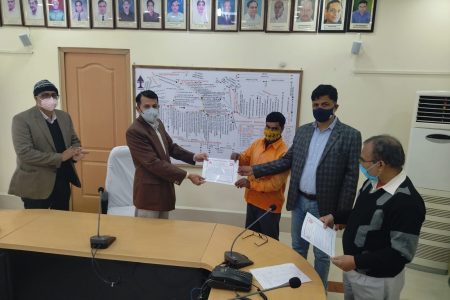 कार्य के दौरान सतर्क रहते हुए संरक्षा सुनिश्चित करने वाले 10 रेलकर्मियों को किया गया पुरस्कृत