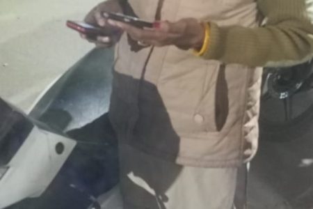 महिला पुलिस को देख शराब को छोड़ तस्कर फरार