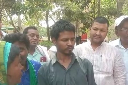 पाकिस्तान से वतन लौटा छवि…  मबेटे को देख मां कि छलकी ममता..  मृत मान पत्नी ने कर ली थी दुसरी शादी..  प्रशासनिक प्रयासों के बाद 10 वर्षों बाद लौटा घर..