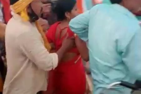 बदल रही रिश्तों की परिभाषा..  मां ने अपने बच्चे को गंगा में फेंका…