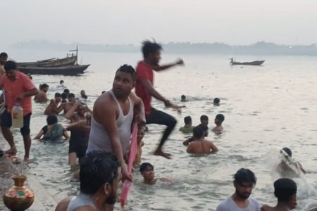 भीषड़ गर्मी ने गंगा को बनाया स्विमिंग पूल…  स्नान के लिऐ हजारों की संख्या में लोग पंहुच रहे है घाटों पर…