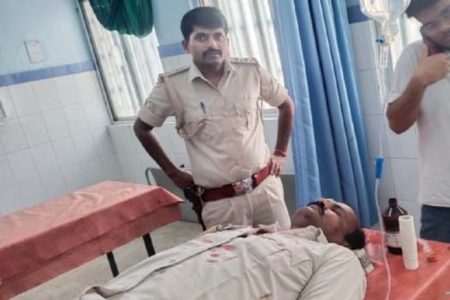 दरोगा जी चढ़े वकिलों के हत्थे…  न्यायालय परिसर में अधिवक्ताओं ने पुलिसकर्मी को पिटा..