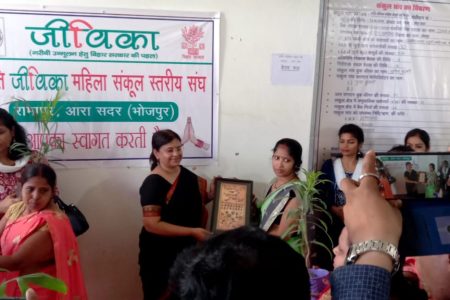 भोजपुरी पेंटिंग के मिलने लगे खरीदार  अब बदलेंगे दिन भोजपुरी पेंटिंग के  पांच भोजपुरी पेंटिंग को जीविका ने खरीदा
