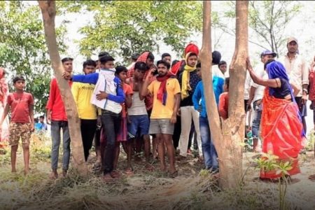 युवती की अधजली लाश बरामद…  दुष्कर्म के बाद हत्या की आशंका..  पुलिस ने पोस्मार्टम को भेजा…