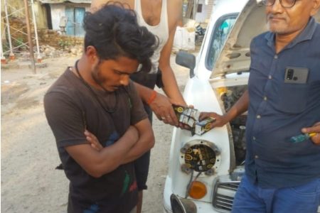 वाहन के लाईट में छुपायी थी शराब..  पुलिस हुई टाईट ..तो किस्मत हुई खराब.