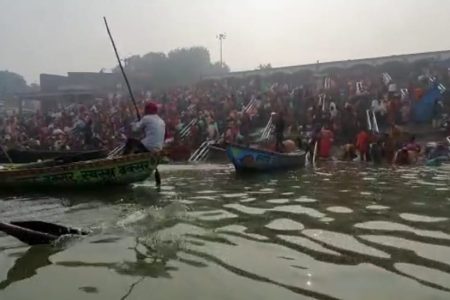 क्षमता से ज्यादा भार से फटी नाव..