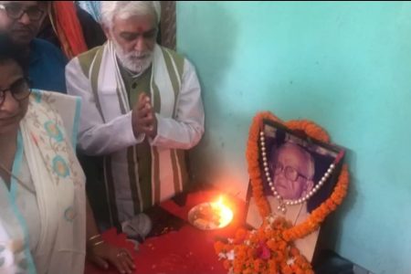 आदर्शग्राम में बनेगा अमृत सरोवर…  बनाया जाऐगा भव्य द्वार..।  सांसद ने अधिकारियों के साथ लीया जायजा..