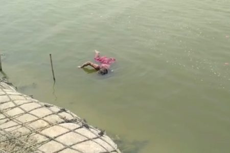 लाशों की नदी बनती गंगा…  फिर मिली युवती की लाश…