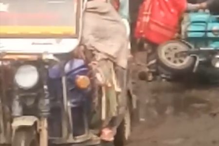 ई रिक्शा पलटी पांच चोटिल