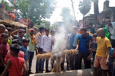 सड़क पर जल जमाव को लेकर ग्रामीणों का प्रदर्शन