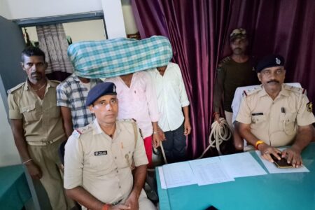विवाद सुलझाने पहुची पुलिस टीम पर एक पक्ष के लोगों ने तीर-धनुष से बोल दिया हमला