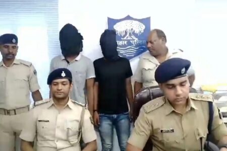 सड़क किनारे खड़ी बाइक को देखते-देखते उड़ा ले जा रहे चोर