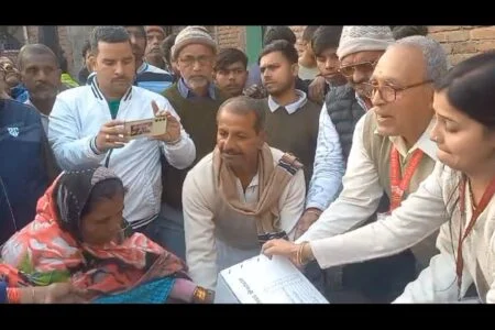 अग्नि पीड़ितों के बीच राहत सामग्री का वितरण